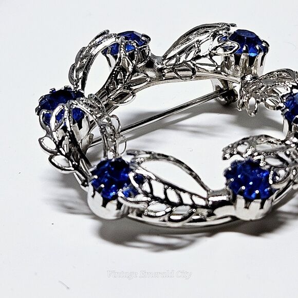 1950s Silver Filigree Blue Rhinestone Brooch Open Leaf Wreath Circle Pin Antique - Picture 3 of 11